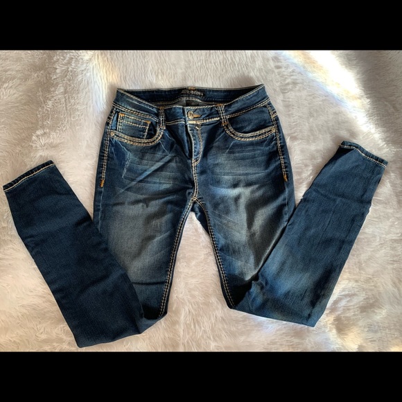 Cello Dark wash with beautiful embellishments on the back pockets. - Picture 5 of 5